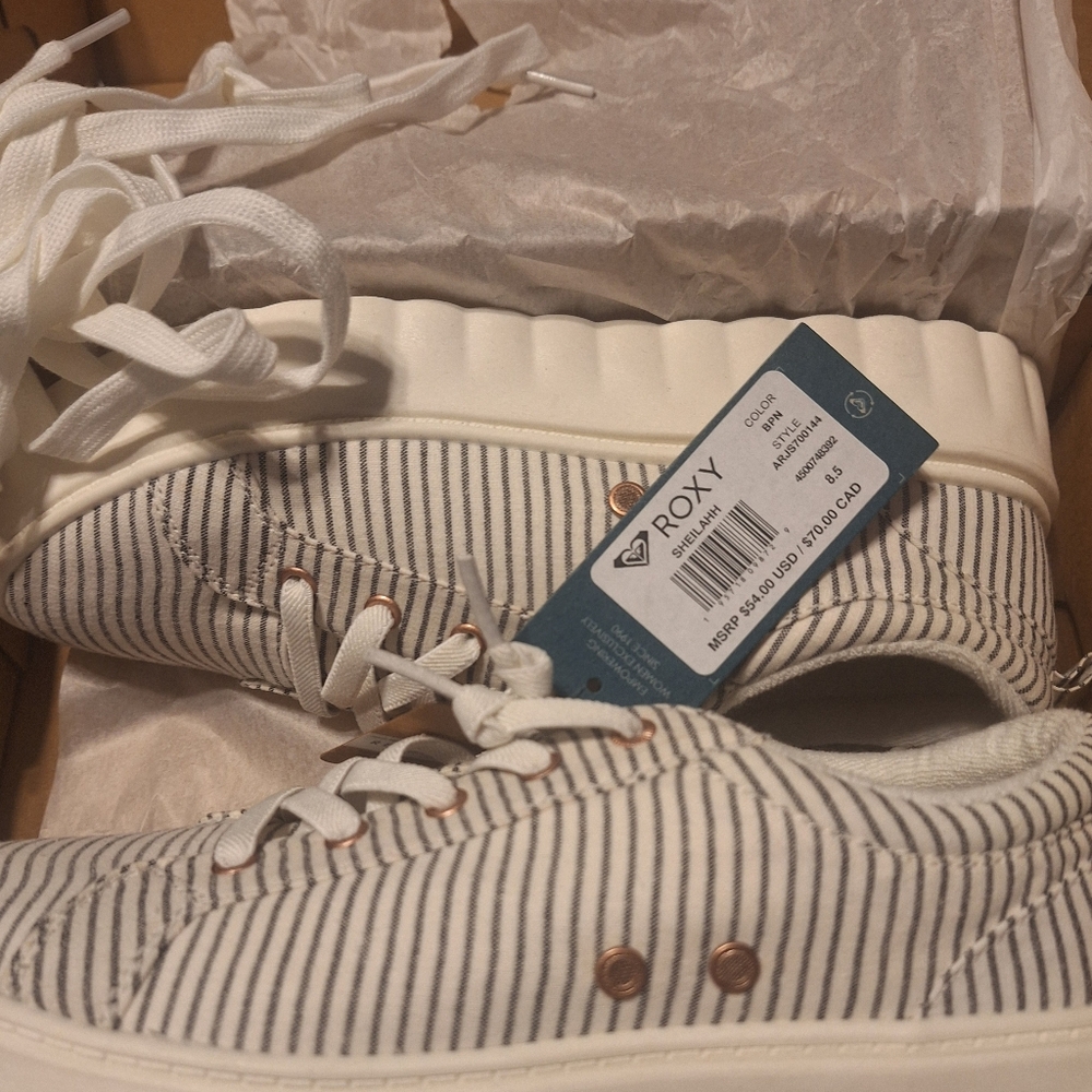 NWT ROXY SZ 7 1/2 PLATFORM SNEAKERS